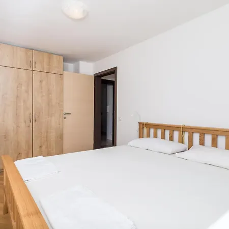 2 Bedroom Awesome In Veli Losinj