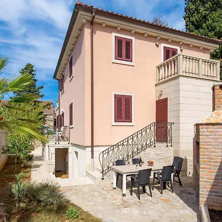 Apartment 2 Bedroom Awesome In Veli Losinj