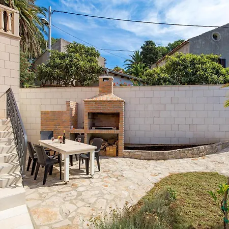 2 Bedroom Awesome In Apartment Veli Losinj